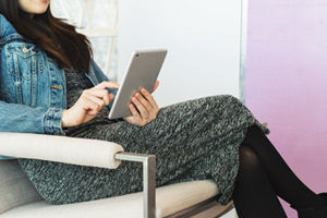 Femme assise avec un ipad