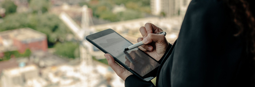 Femme utilisant une tablette